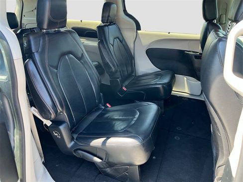 Used 2018 Chrysler Pacifica Touring-L image 27
