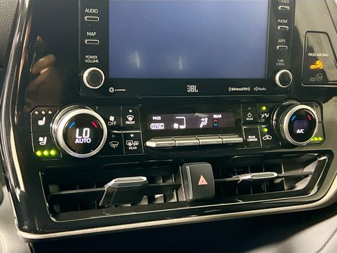 Used 2020 Toyota Highlander Limited FWD image 27