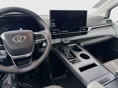 Certified 2026 Toyota Sienna XLE FWD image 33