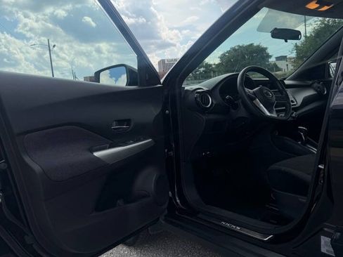 Used 2018 Nissan Kicks SV FWD image 17