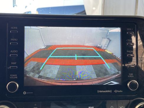 Used 2020 Toyota Highlander XLE image 29