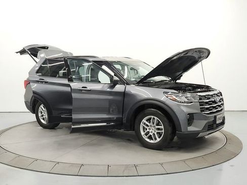 Used 2025 Ford Explorer Active w/ Active Comfort Package RWD image 9