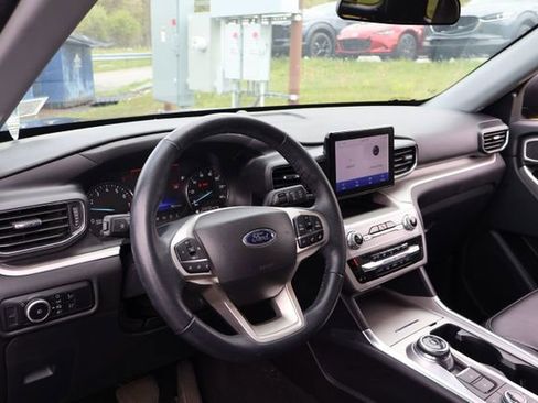 Used 2023 Ford Explorer XLT w/ Equipment Group 202A AWD/4WD image 9