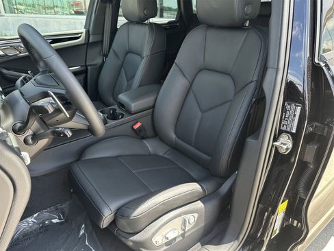 New 2025 Porsche Macan image 5