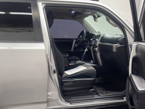 Used 2017 Toyota 4Runner SR5 AWD/4WD image 21