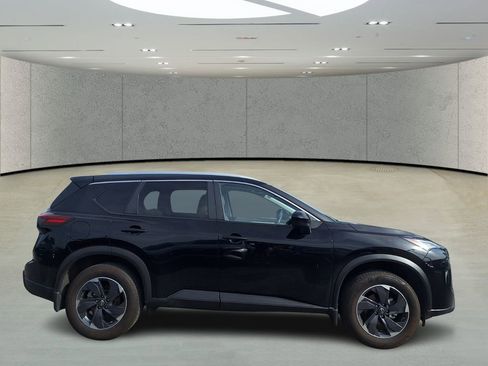 Used 2024 Nissan Rogue SV w/ SV Premium Package image 6