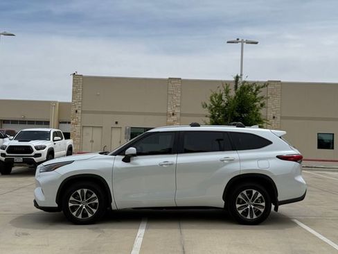 Used 2023 Toyota Highlander XLE image 6