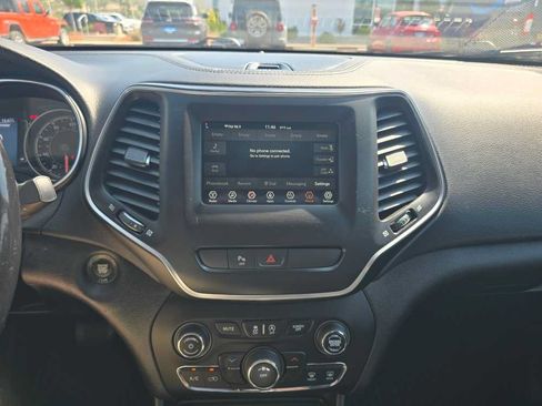 Used 2020 Jeep Cherokee Latitude Plus w/ Cold Weather Group FWD image 11