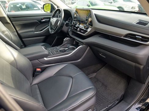 Used 2020 Toyota Highlander XLE image 32