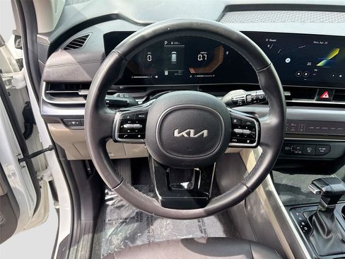 Used 2025 Kia Carnival FWD image 12