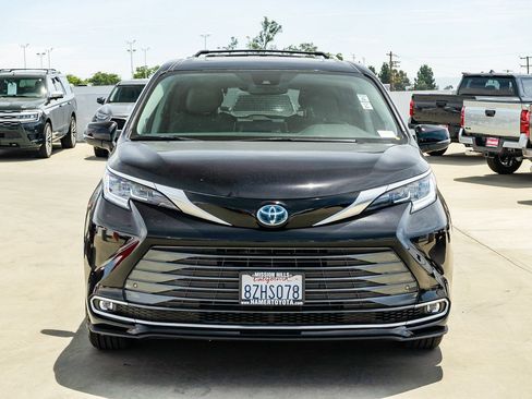 Certified 2022 Toyota Sienna Limited FWD image 7