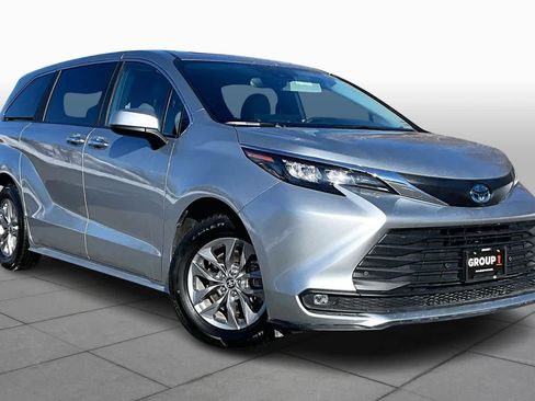 Used 2025 Toyota Sienna XLE image 3