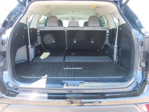 Used 2020 Toyota Highlander LE AWD/4WD image 14