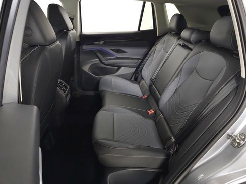 Used 2025 Volkswagen Tiguan SE AWD/4WD image 33