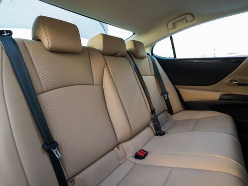 Used 2020 Lexus ES 300h w/ Premium Package image 33