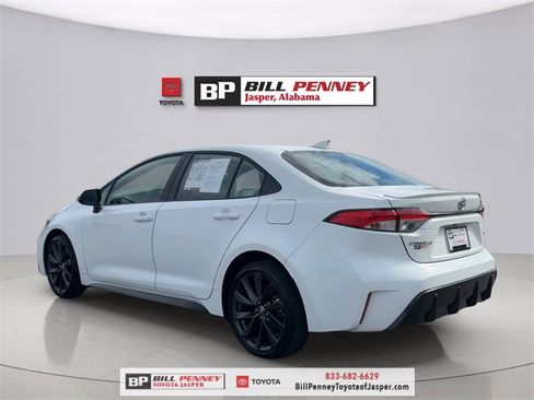 Used 2025 Toyota Corolla SE image 3