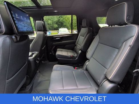 Used 2026 Chevrolet Suburban Premier AWD/4WD image 11