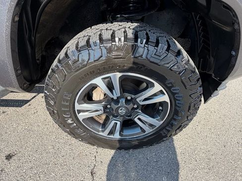 Used 2019 Toyota Tacoma TRD Sport image 16