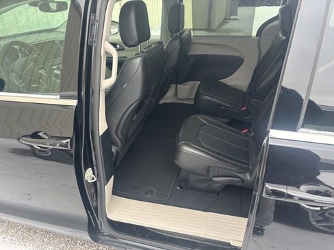 Used 2024 Chrysler Pacifica Touring-L image 7
