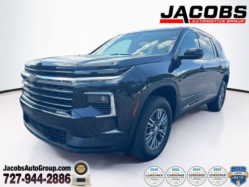 Used 2025 Chevrolet Traverse LT FWD image 1