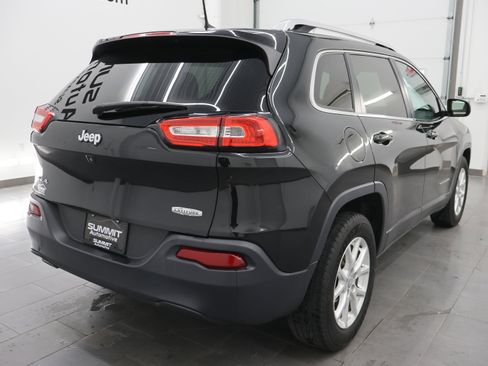 Used 2016 Jeep Cherokee Latitude w/ Cold Weather Group AWD/4WD image 5