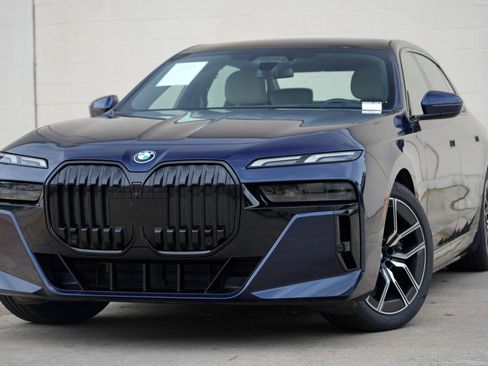 Used 2023 BMW i7 xDrive60 AWD/4WD image 3