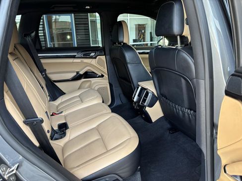 Used 2018 Porsche Cayenne S w/ Premium Package Plus AWD/4WD image 19