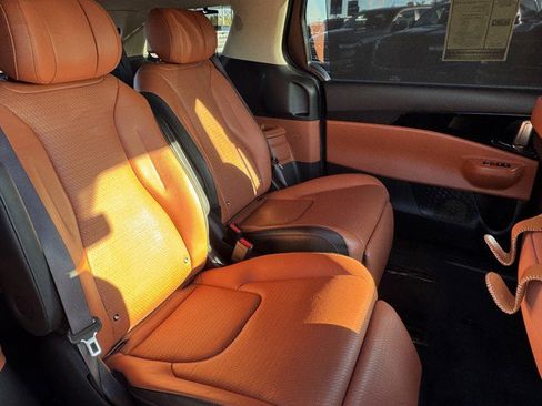 Used 2025 Kia Carnival SX Prestige image 8