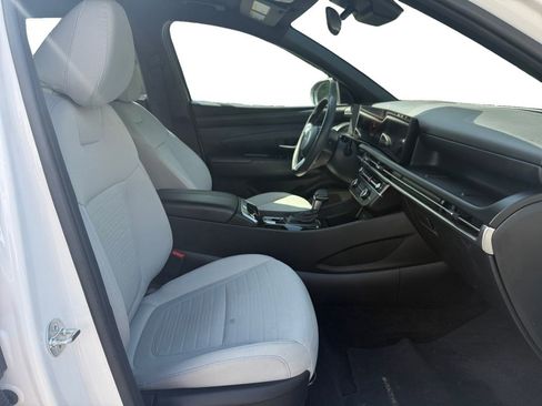 Used 2025 Hyundai Santa Cruz SE FWD image 15