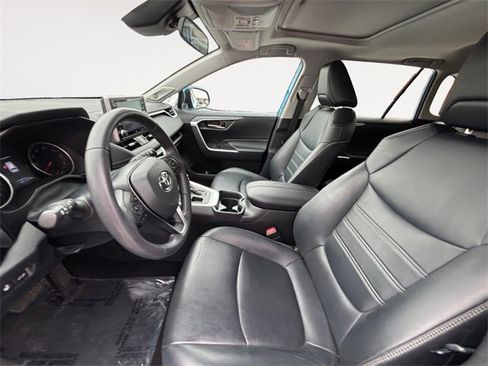 Used 2020 Toyota RAV4 XLE Premium image 9