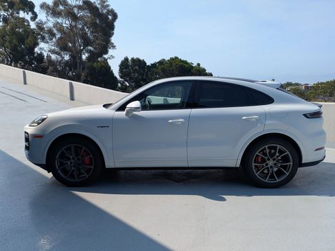 New 2025 Porsche Cayenne Turbo image 2