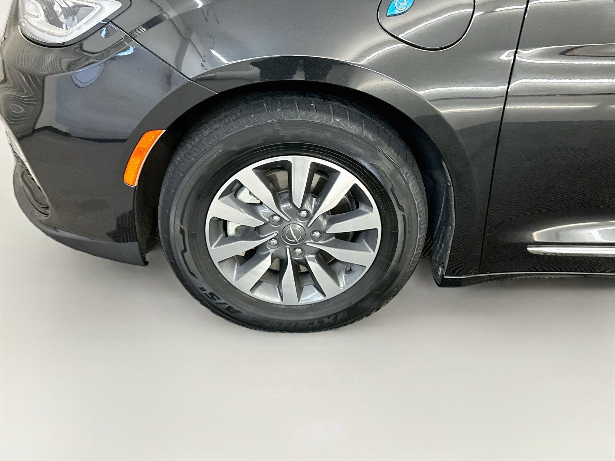 Used 2023 Chrysler Pacifica Limited FWD image 11