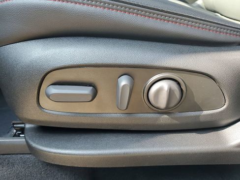 Used 2023 Chevrolet Traverse RS image 25