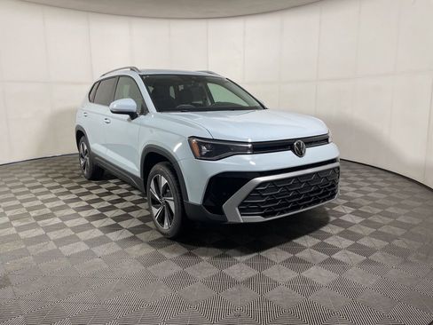 New 2026 Volkswagen Taos SE image 2