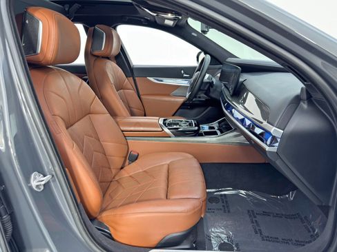 Used 2023 BMW i7 xDrive60 image 16