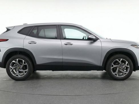 Used 2025 Chevrolet Trax LT w/ LT Convenience Package image 11