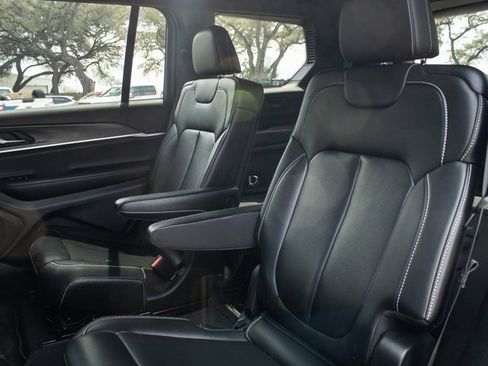 Used 2024 Jeep Grand Cherokee L Limited w/ Black Appearance Package image 17