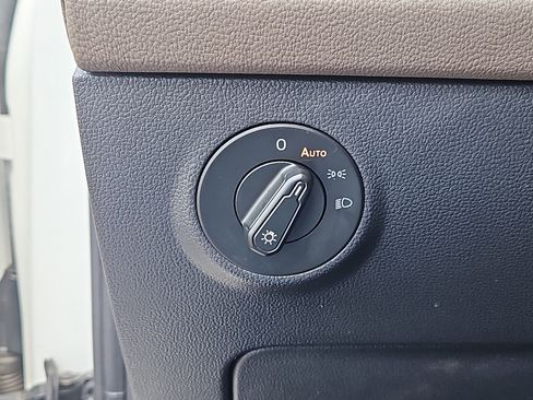 Certified 2022 Volkswagen Taos SEL image 10