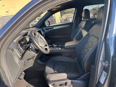 Used 2025 Volkswagen Atlas Cross Sport SE image 28