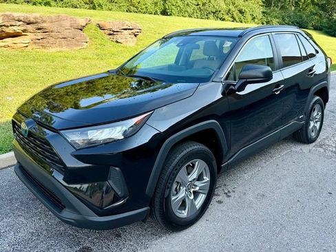 Used 2022 Toyota RAV4 LE AWD/4WD image 2