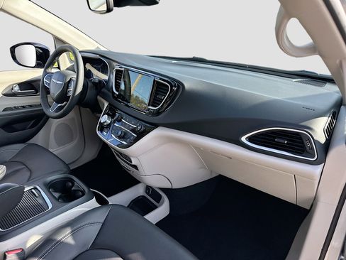 Used 2024 Chrysler Pacifica Touring-L image 28