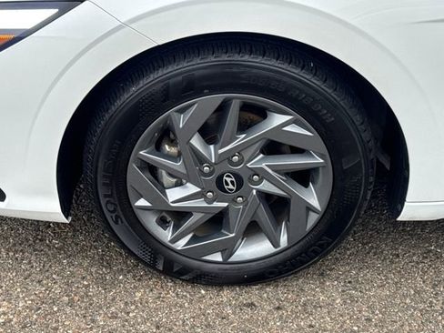 Used 2024 Hyundai Elantra SEL image 2