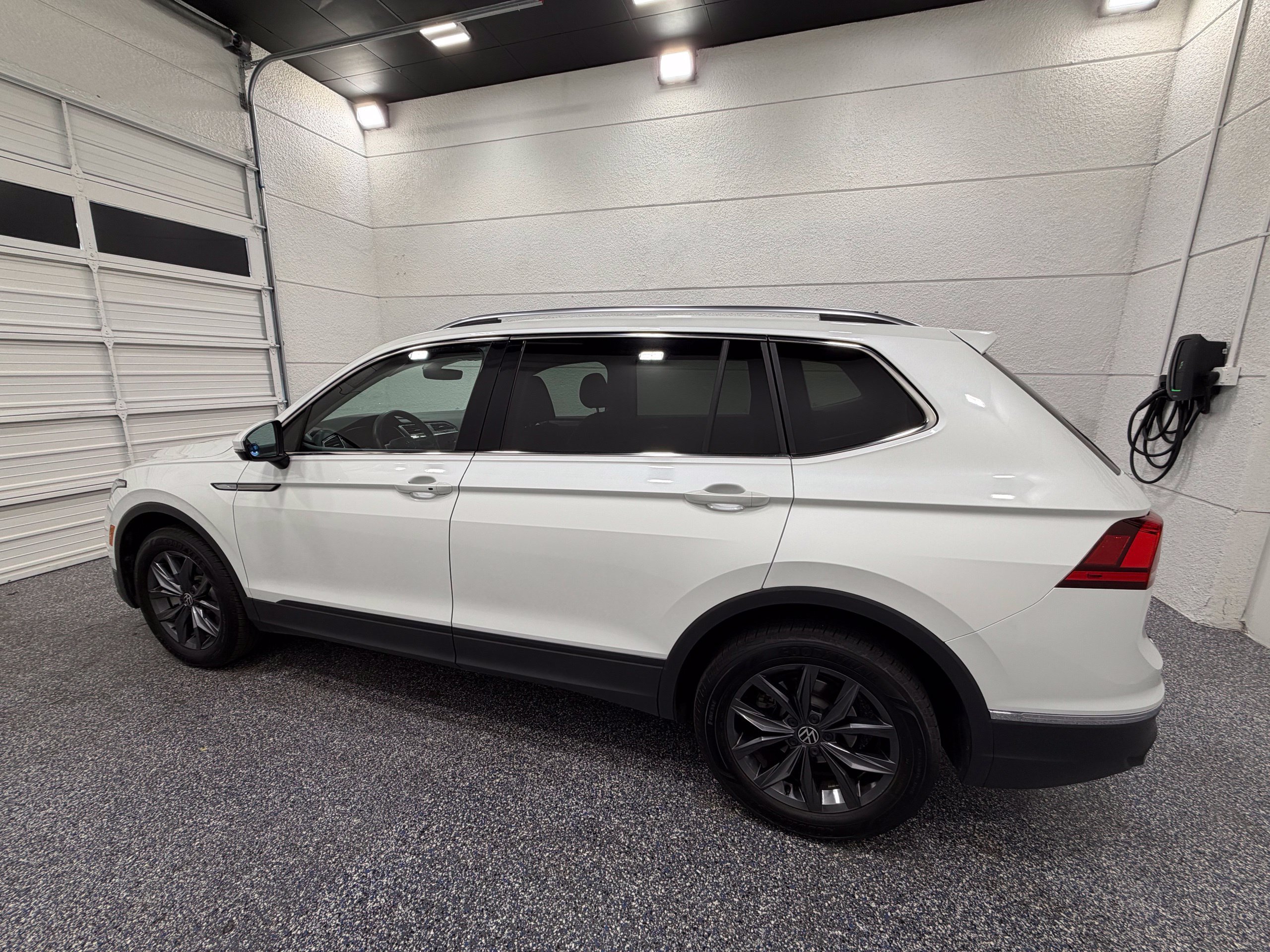 Used 2023 Volkswagen Tiguan SE FWD image 3