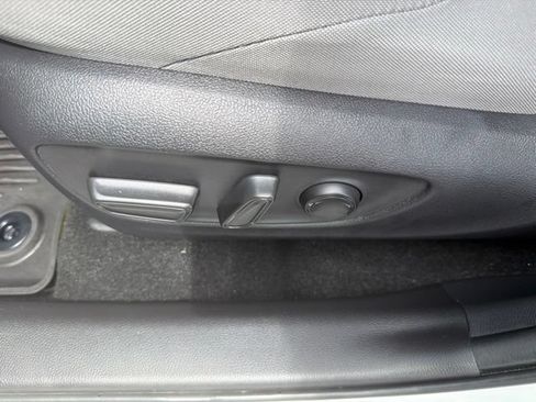 Used 2022 Toyota Venza LE AWD/4WD image 6