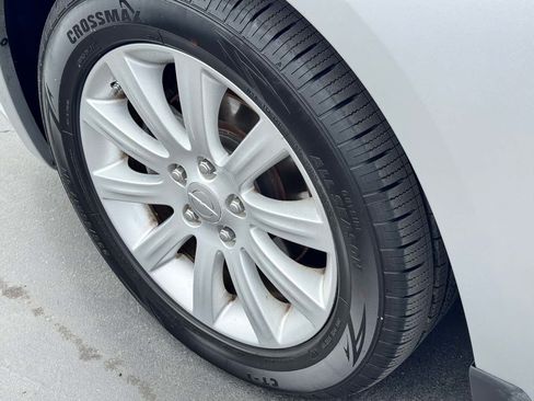 Used 2011 Chrysler 200 Touring FWD image 21