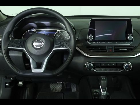 Used 2025 Nissan Altima 2.5 SV FWD image 14