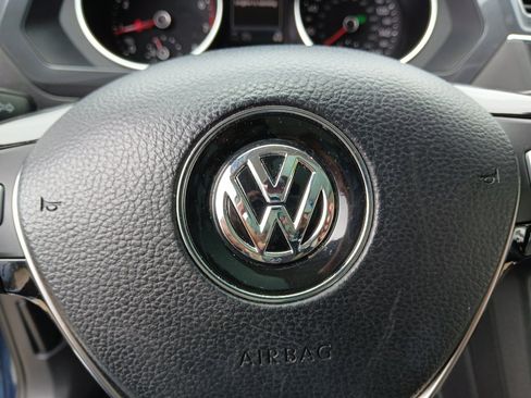 Used 2018 Volkswagen Tiguan SE w/ Panoramic Sunroof Package FWD image 12