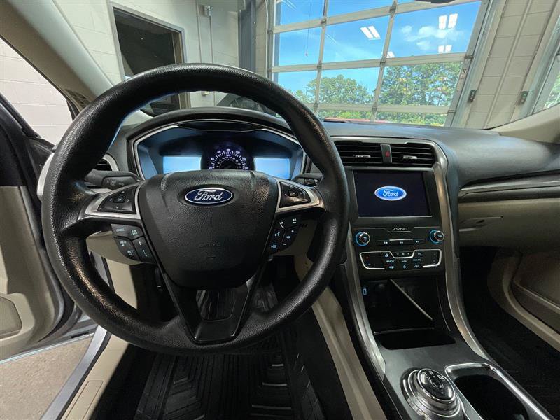 Used 2020 Ford Fusion SE FWD image 14