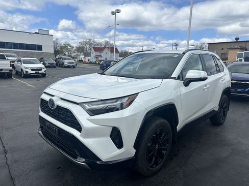 Used 2024 Toyota RAV4 SE w/ Convenience Package image 3