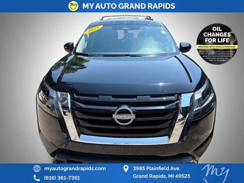 Used 2025 Nissan Pathfinder SL AWD/4WD image 2